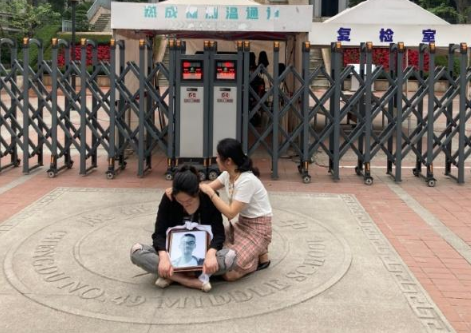校方否认学生坠亡与化学老师有关 成都坠亡学生家属不认同教育局通报