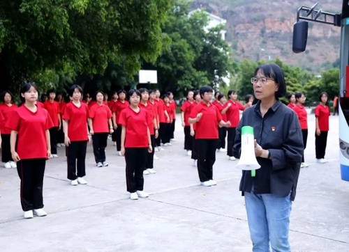 张桂梅暴雨中护送学生高考 护送150名高三学生奔赴高考考场