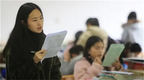 大学毕业考研还是考公务员 大学毕业考公务员好还是读研好