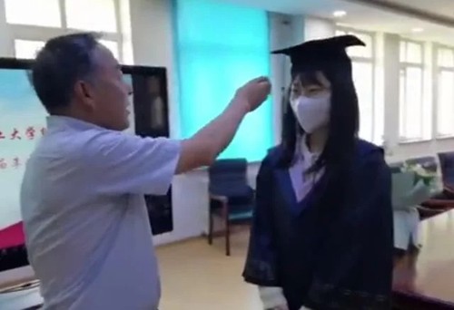大四女生抗癌1年后重返校园答辩 院长为她单独拨穗