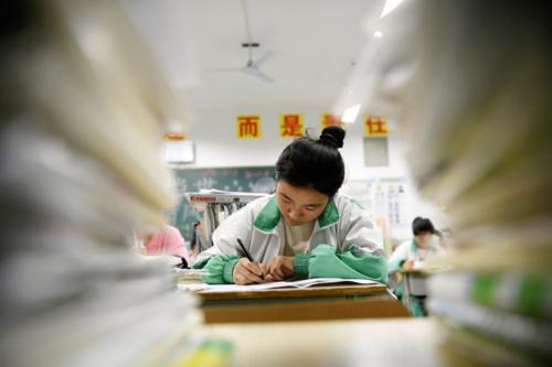 云南漾濞县高三学生今日复课备战高考 尽可能减轻地震对高初三年级学生的影响