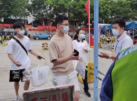 复读生欲弃考好友请假跨省陪考 只希望好友可以在考试时正常挥