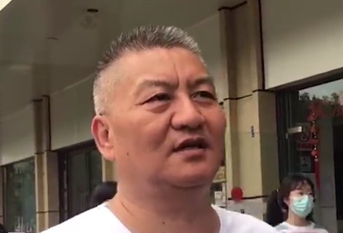 54岁考生梁实笑着走出考场  预估比去年考得好