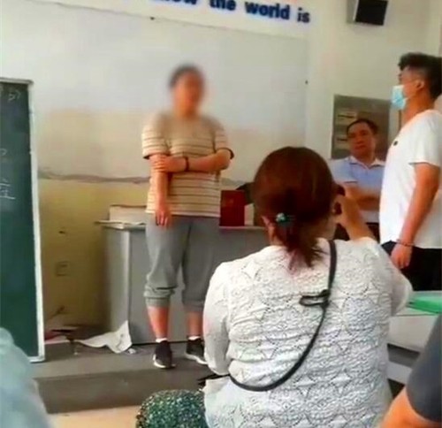 小学体育老师殴打全班54名学生 目前教育局和警方已介入