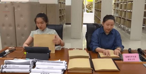 为考研她摸过的盲文试卷有半米高 盲人姐妹花双双考取名校研究生